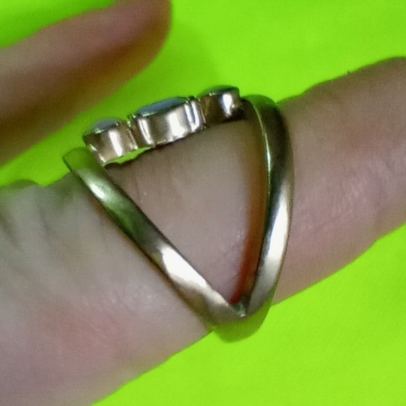 Goldtone purple stone ring size 7.5 - Picture 4 of 4